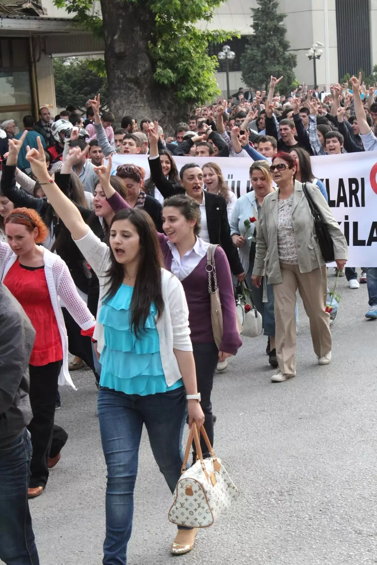 Türkçülük Gününde Yürüdüler