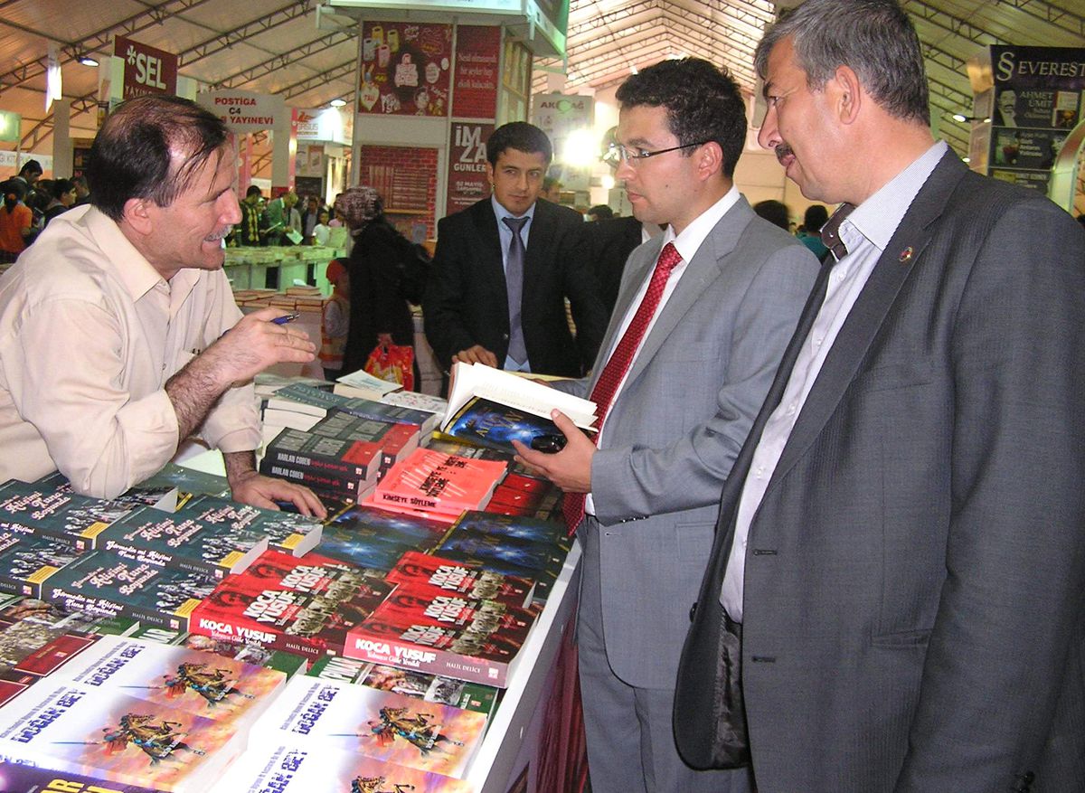 Yazar Halil Delice\'nin İmza Günü