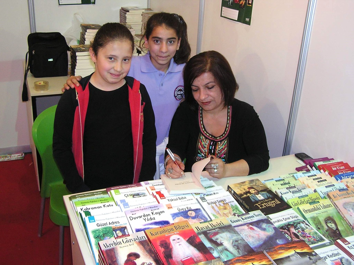 Yazar Yasemin Efe, Okuyucularıyla Buluştu
