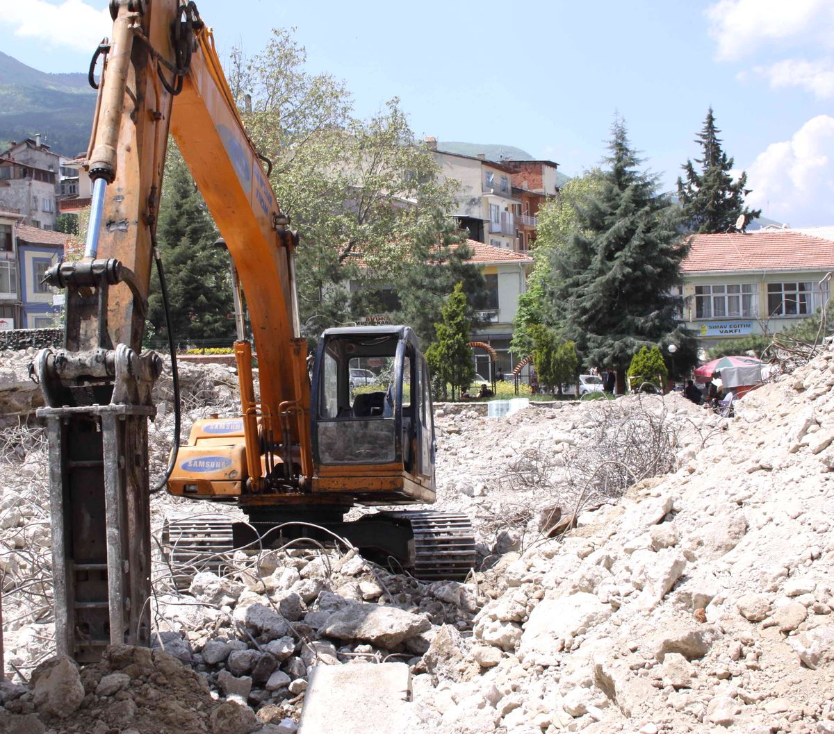40 Gündür Süren Enkaz Çalışması Esnafı Canından Bezdirdi