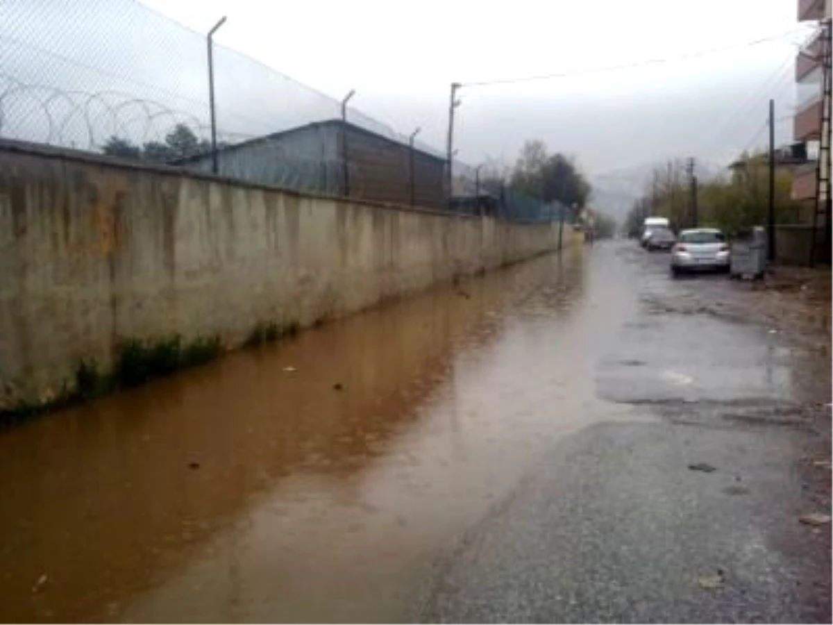 Aşırı Yağışlar Tatvan\'da Yolları Su Gölüne Çevirdi