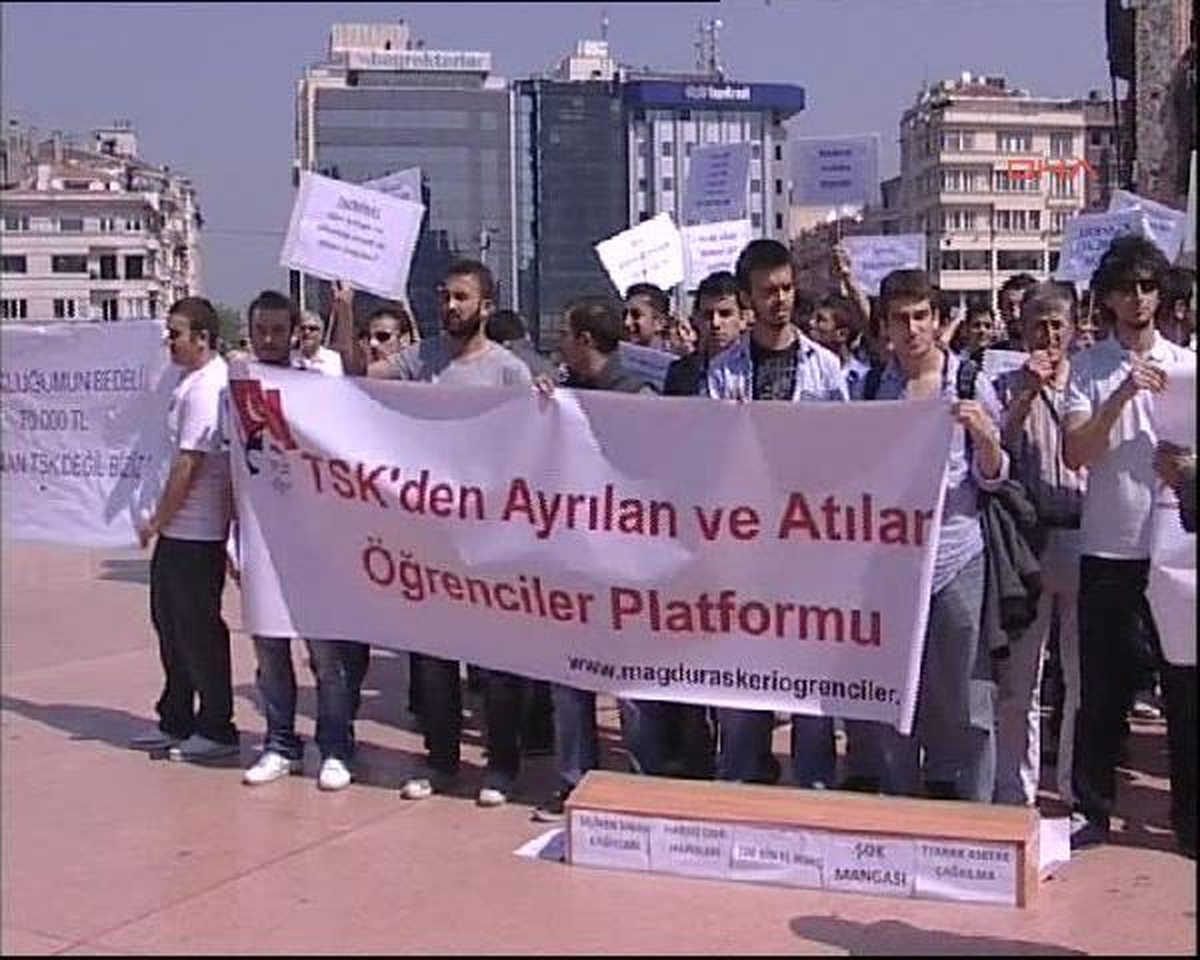 Askeri Okuldan Atılan Öğrencilerden Protesto