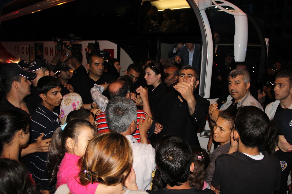 Başbakan Erdoğan, Çocuklara Oyuncak Dağıttı