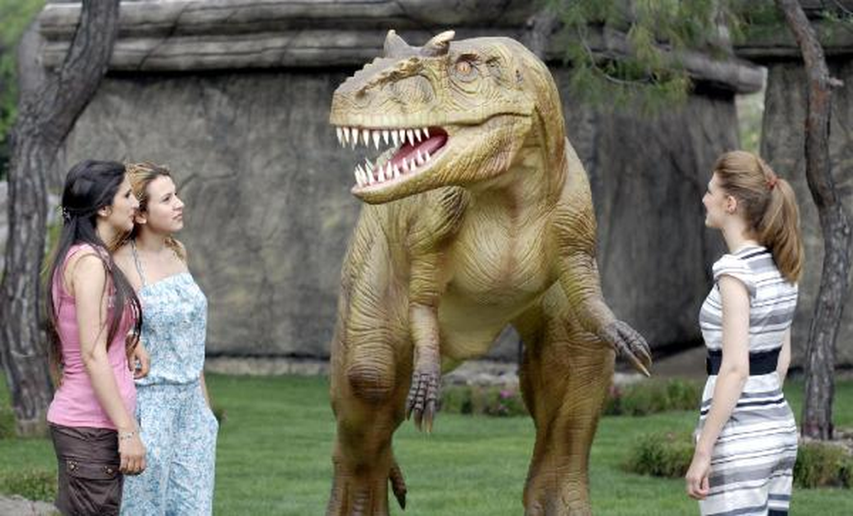 Çinli Mühendisler Dinozor Heykellerinin Montajına Başladı