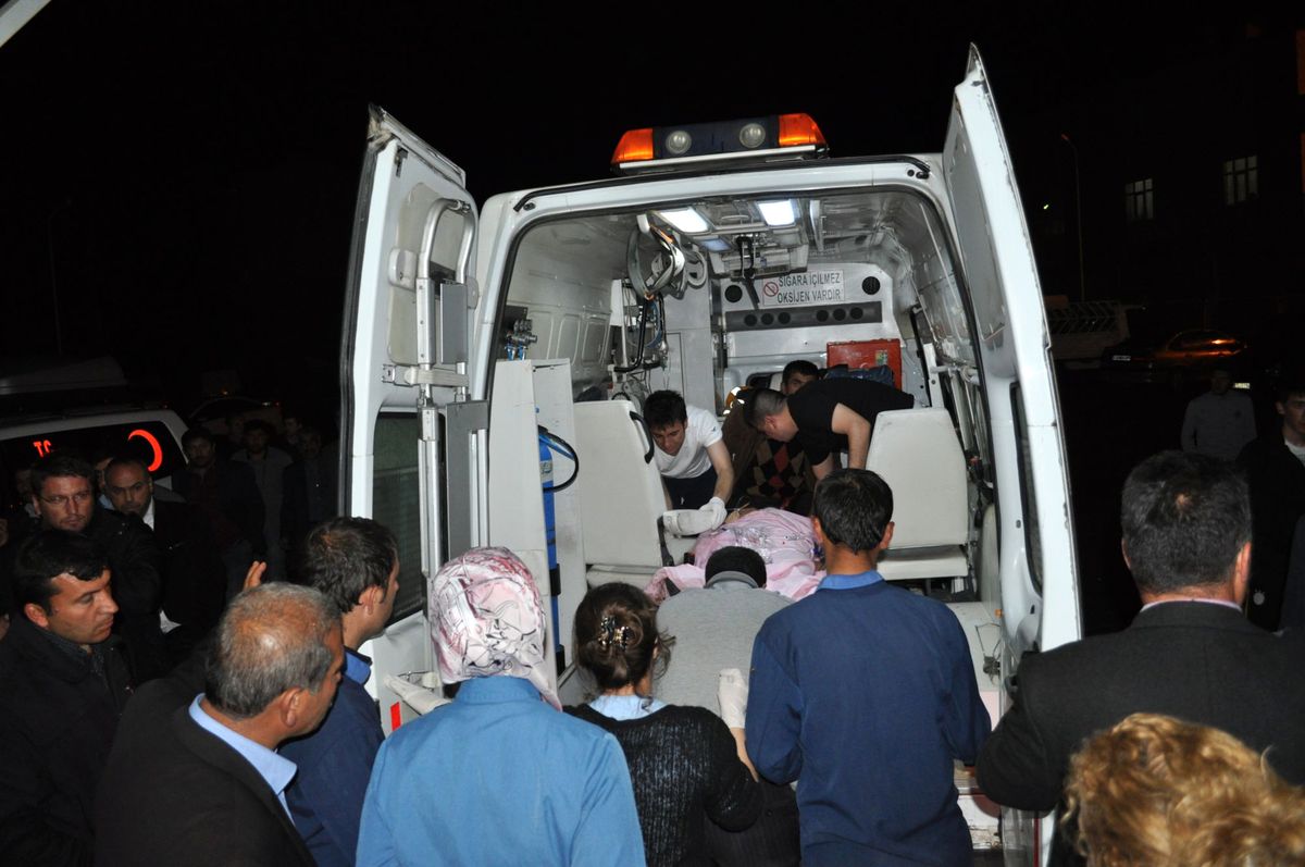 Hizan'da Minibüs Uçuruma Yuvarlandı: 2 Ölü, 3 Yaralı