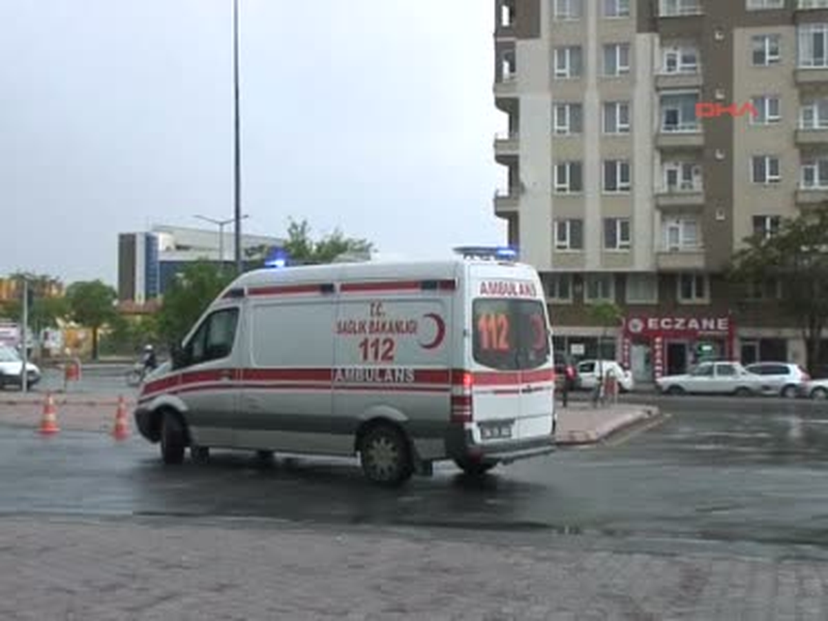 İddia Üzerine 2\'nci Kattan Atladı 2 Ayağı da Kırıldı