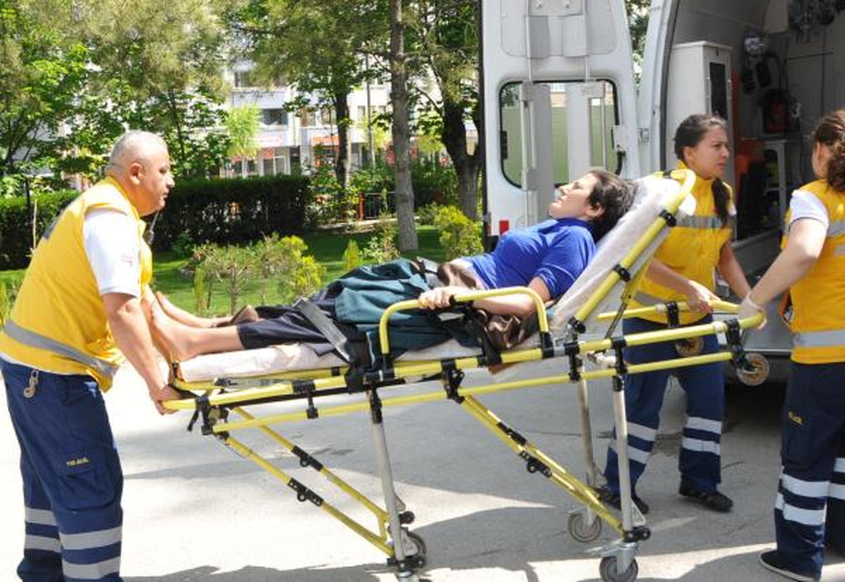 Kamyonetin Çarptığı Ağaç, Yolda Yürüyen Kadının Üzerine Devrildi