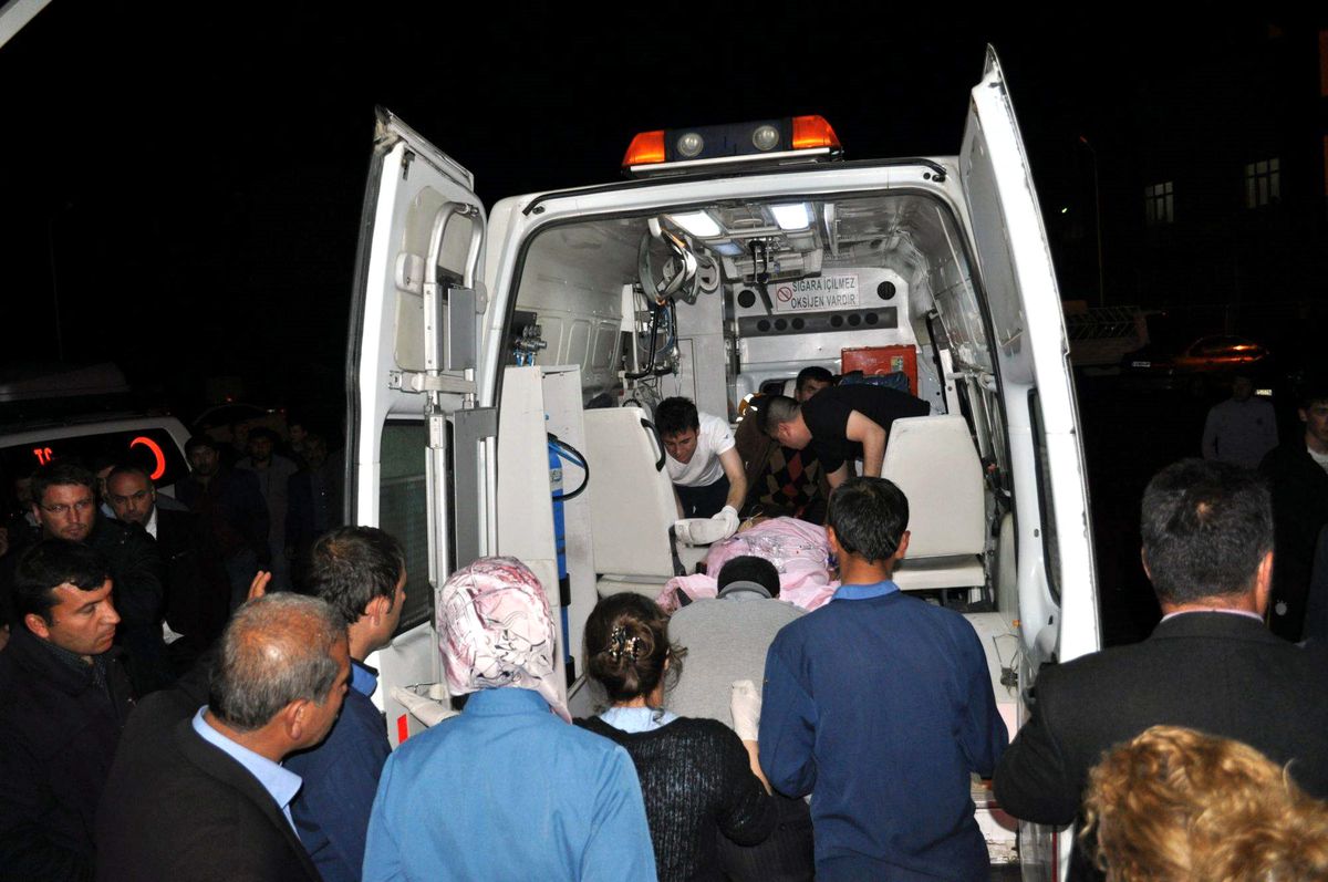 Minibüs Şarampole Yuvarlandı: 2 Ölü