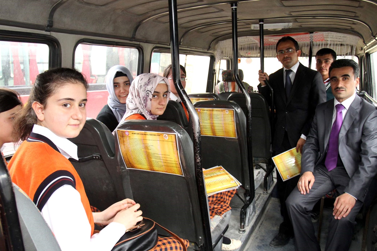 Öğrencilerden Koltuk Arkası Hikaye Okuma Kampanyası