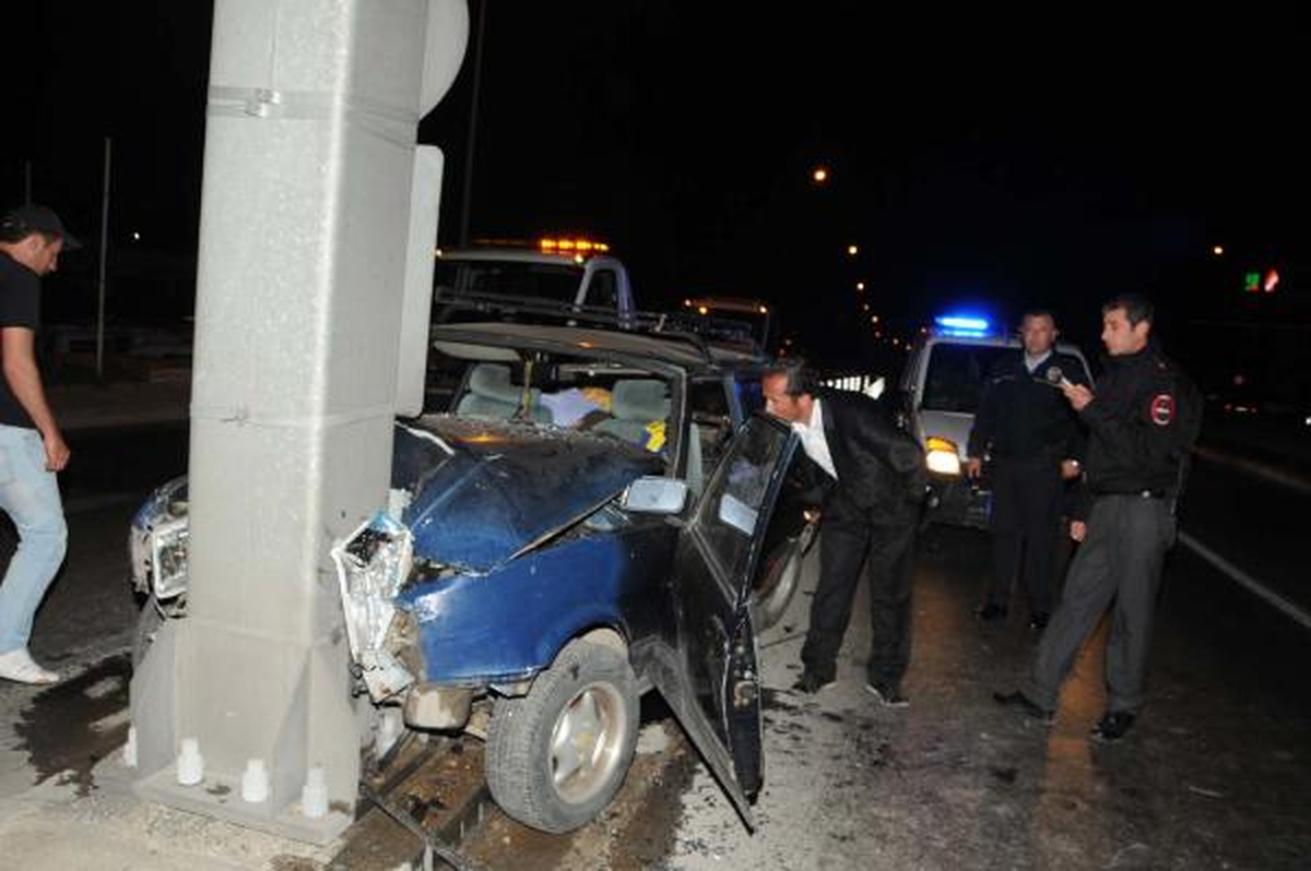 Otomobil Yön Levhası Direğine Çarptı, Sürücü Ağır Yaralı
