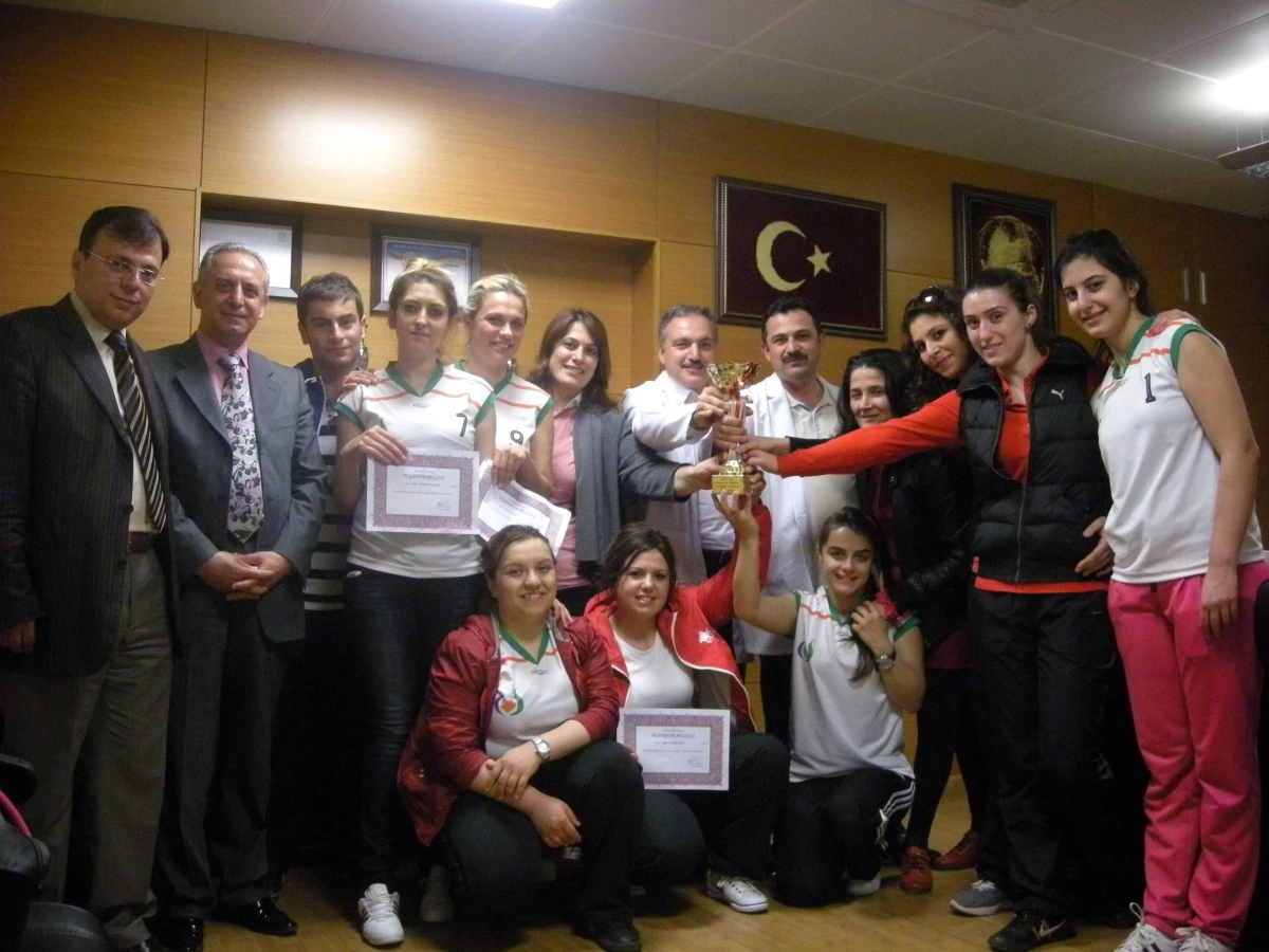 Özel Yıldızlıgüven Hastanesi Hemşireleri Voleybolda Şampiyon