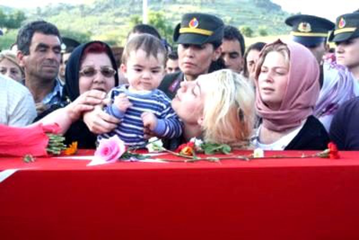 Şehidi 10 Bin Kişi Uğurladı