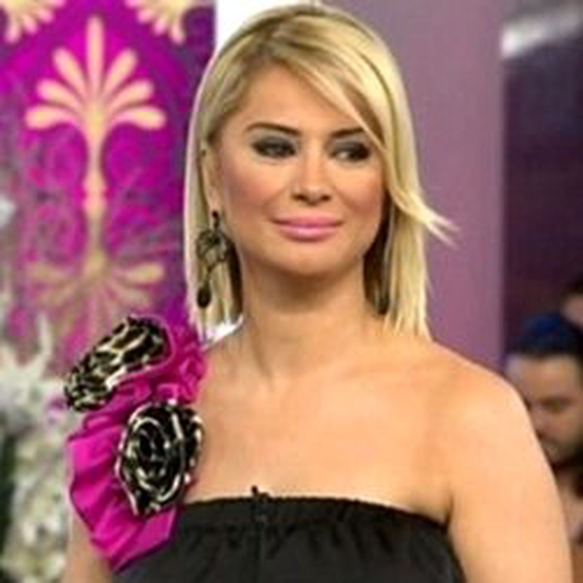 Songül Karlı Programında Bu Kez Kendisi Evleniyor