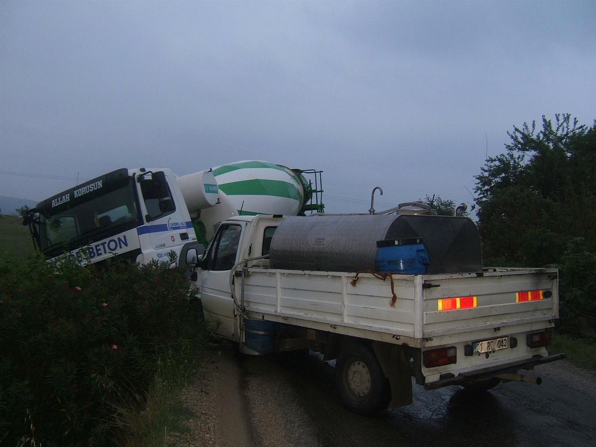 Süt Kamyoneti ile Beton Mikseri Çarpıştı: 1 Yaralı