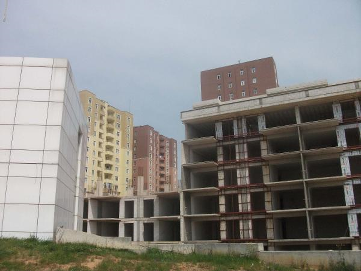 Tamamlanmayan İnşaat, İki Apartmanda Çökme Tehlikesi Yaşatıyor