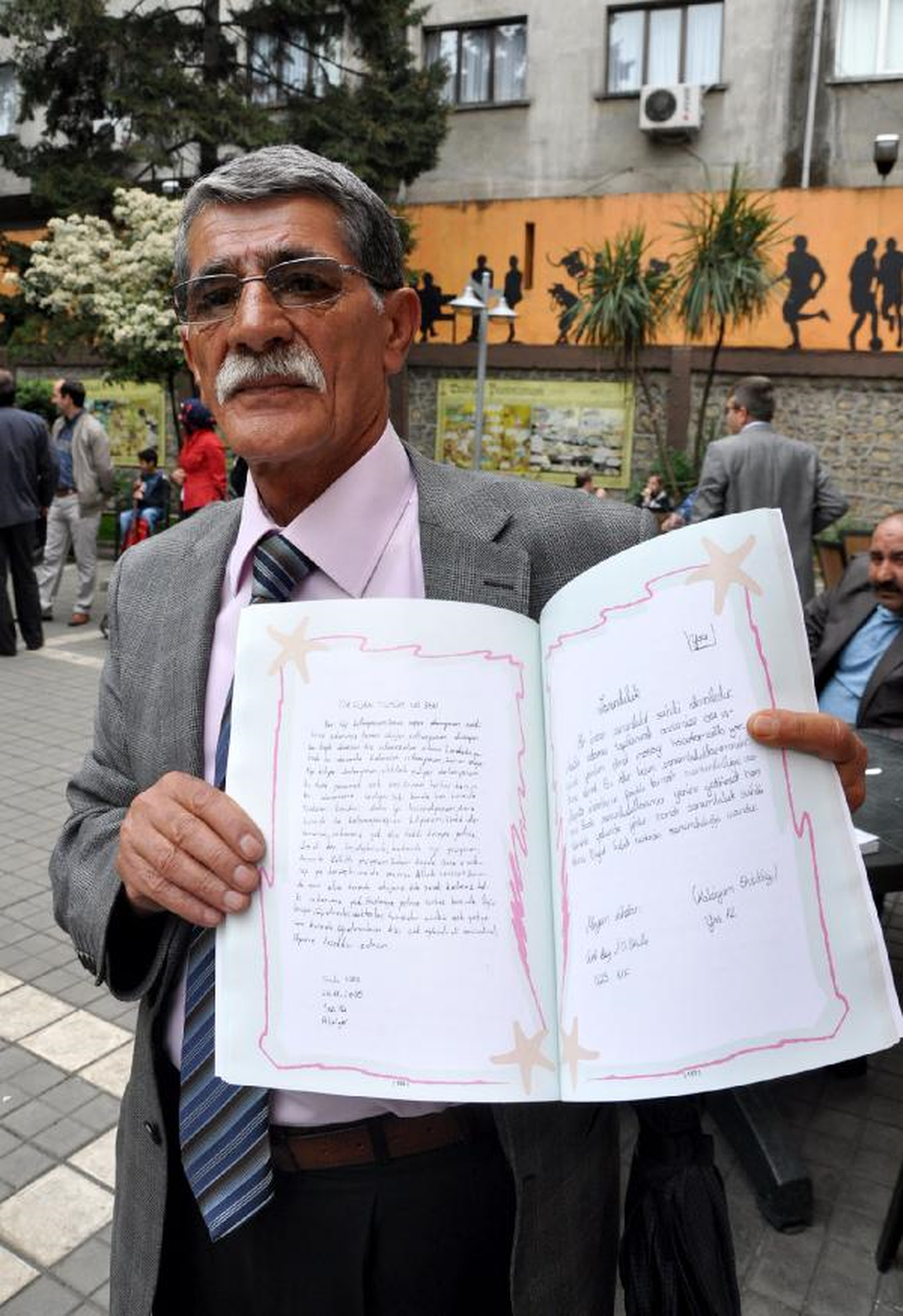Tedavi Gören Çocukların 'Deniz Yıldızları' Kitabı İçin İmza Günü