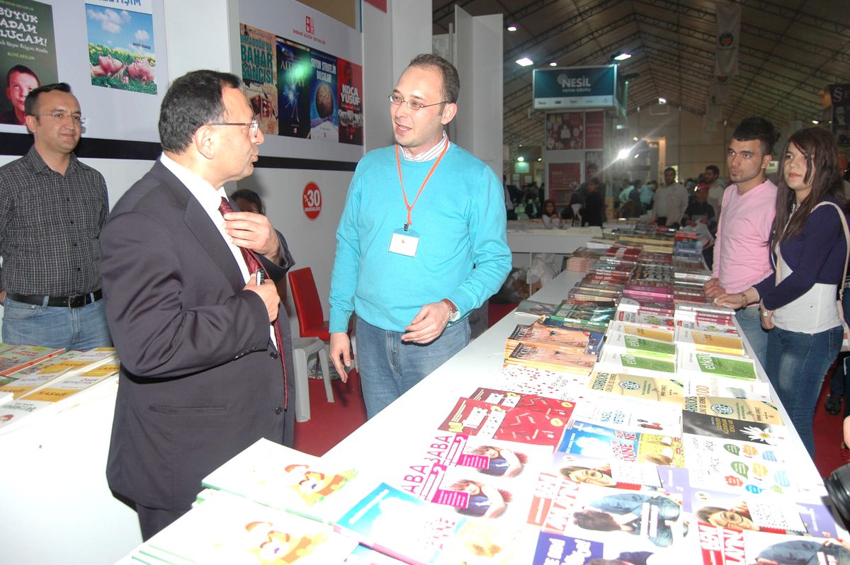Vali Saran, Malatya Kitap Fuarı\'nı Değerlendirdi