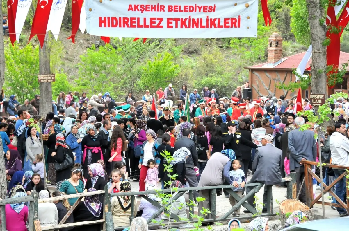 Akşehir Belediyesi Hıdrellezde Gölle Dağıttı