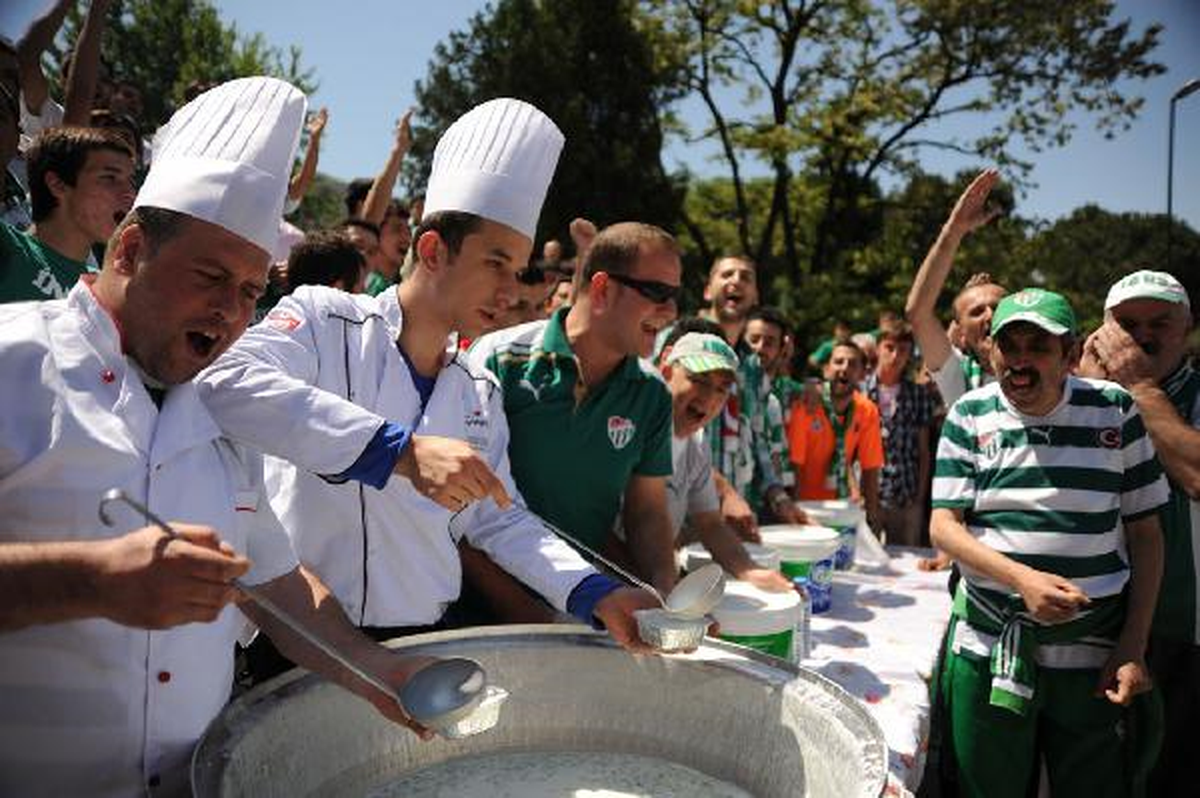 Bursaspor Taraftarlarından \'Cacıklı\' Protesto