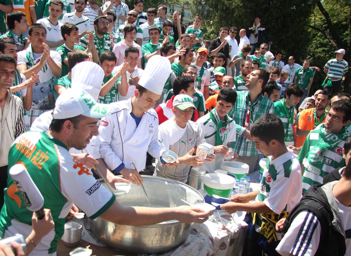 Bursaspor Taraftarlarından Tff\'ye Cacıklı Protesto