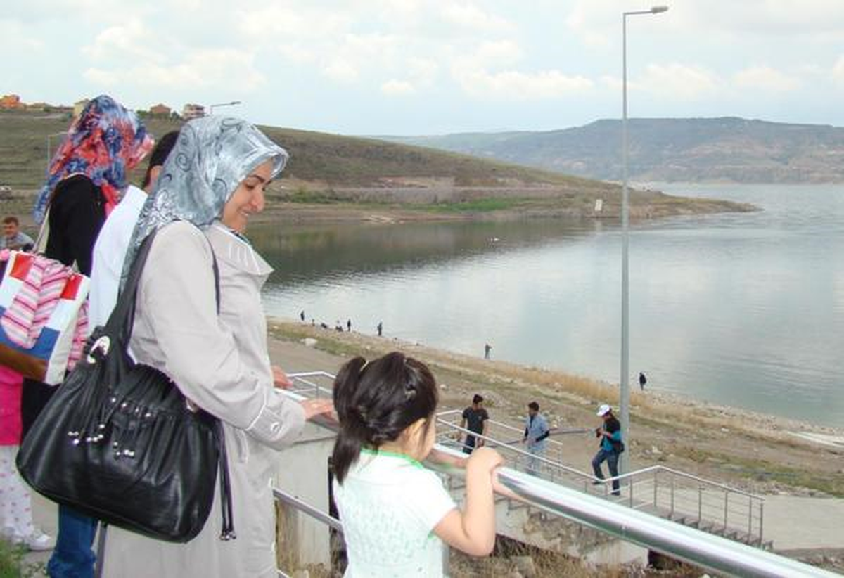 Depremzede Ailelere, Baraj Gölü Kıyısında Yemek