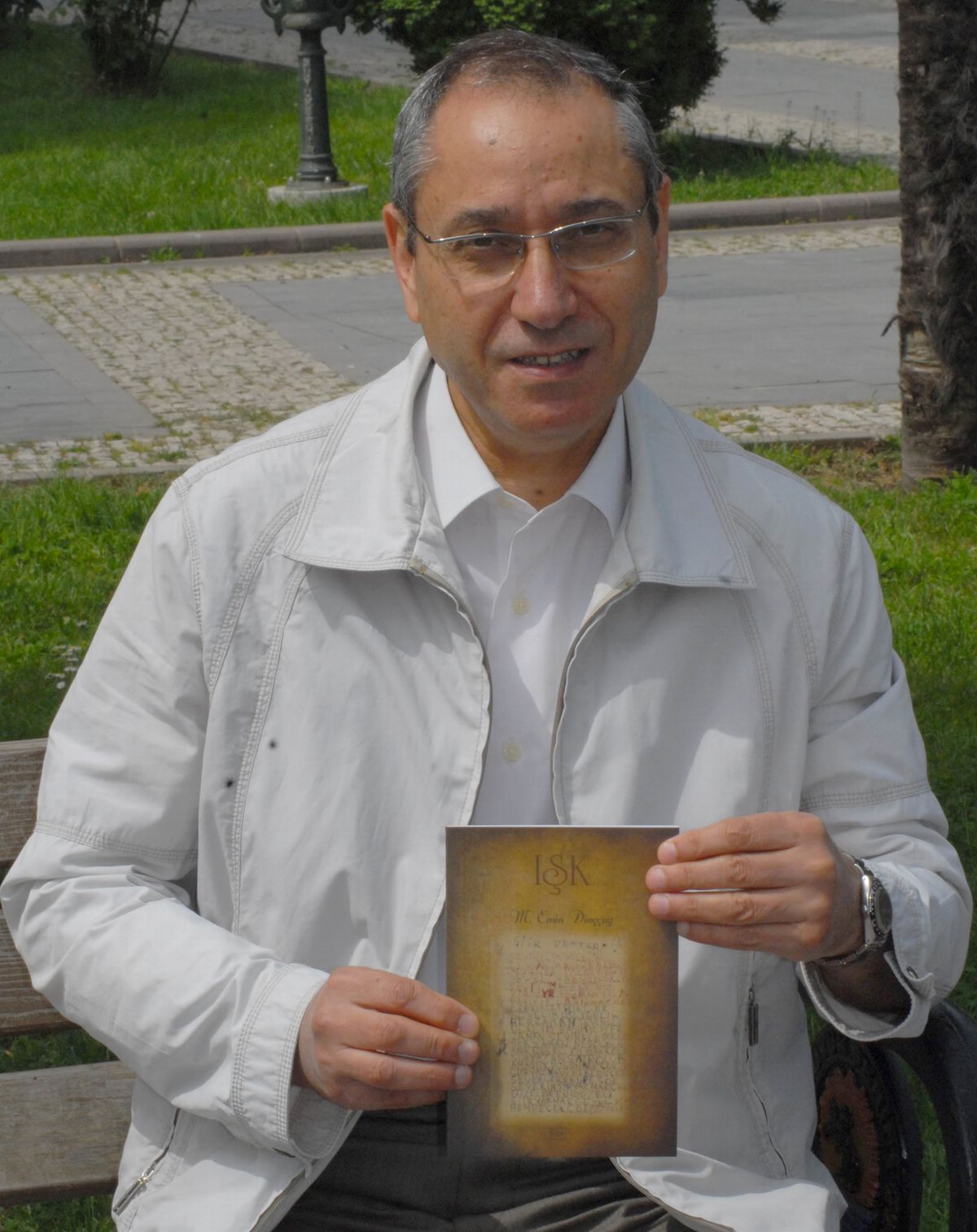 Doktor Dinççağ\'dan Duygu Dolu Bir Şiir Kitabı Daha