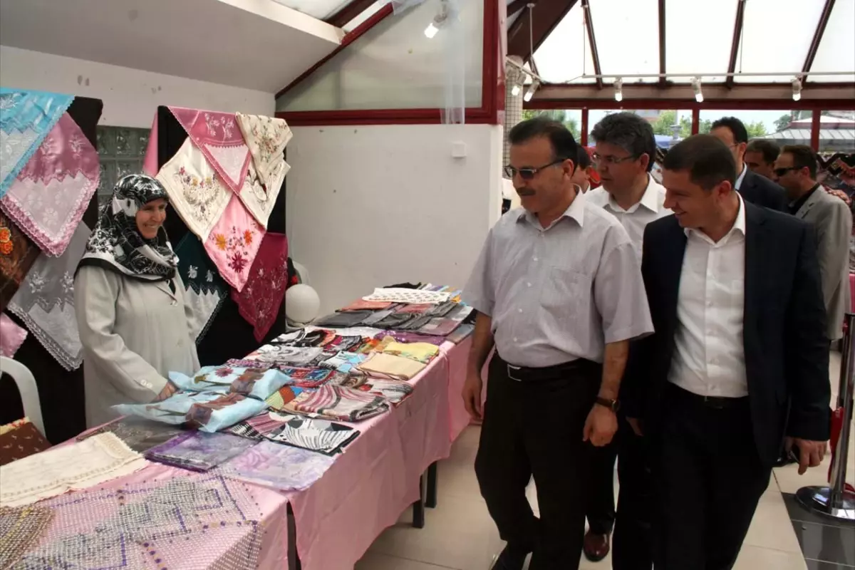 Duyarlı Bayanlar Öğrencilere Burs Vermek İçin Kermes Açtı