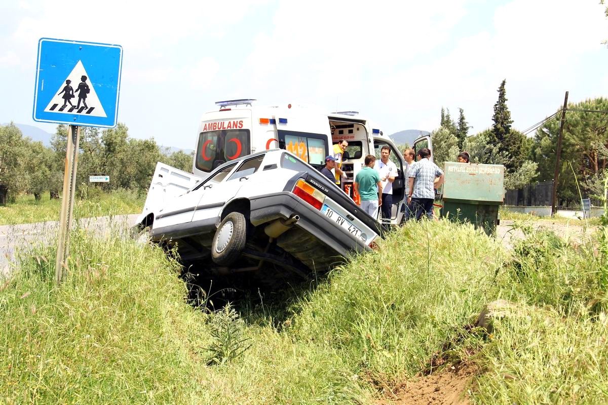 Edremit\'te Trafik Kazası: 1\'i Ağır 4 Yaralı