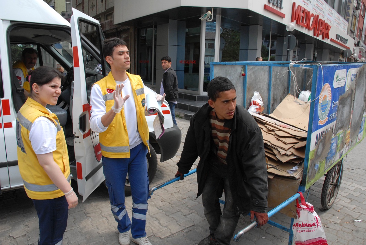 El Arabasında Uyuyan Genç Polisi Alarma Geçirdi