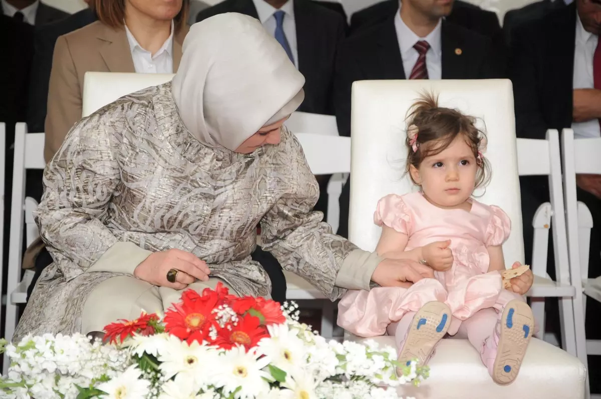 Emine Erdoğan\'dan Vali Coş\'un Kızına Yakın İlgi