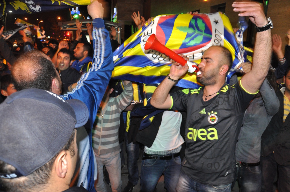 Erzurum\'da Fenerbahçe Coşkusunda Taraftarlar Arasında Gergin Anlar Yaşandı