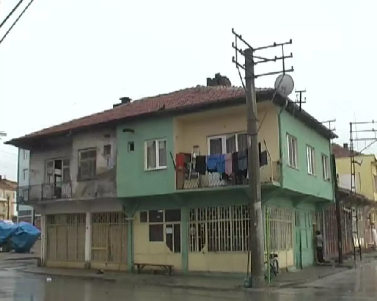 Evin Bacasına Yıldırım Düştü, Korkan Çift Hastaneye Kaldırıldı