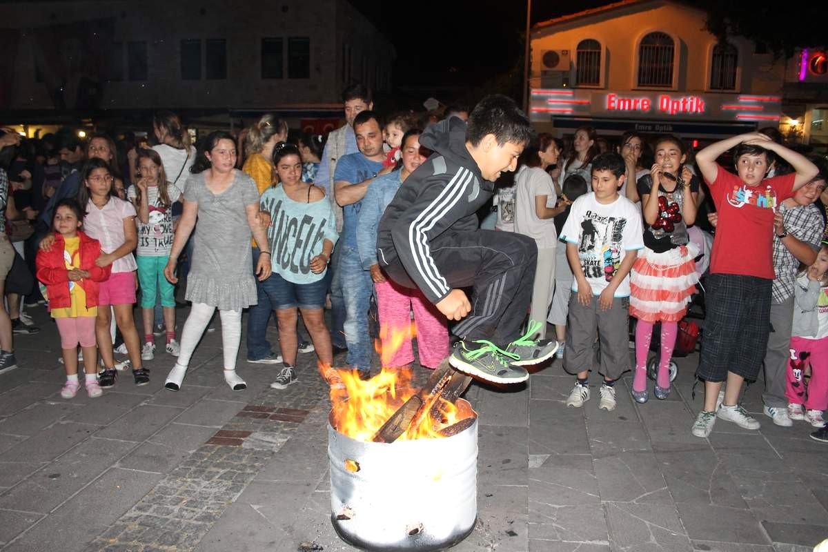 Foça\'da Hıdırellez Eğlencesi Roman Düğünlerini Aratmadı