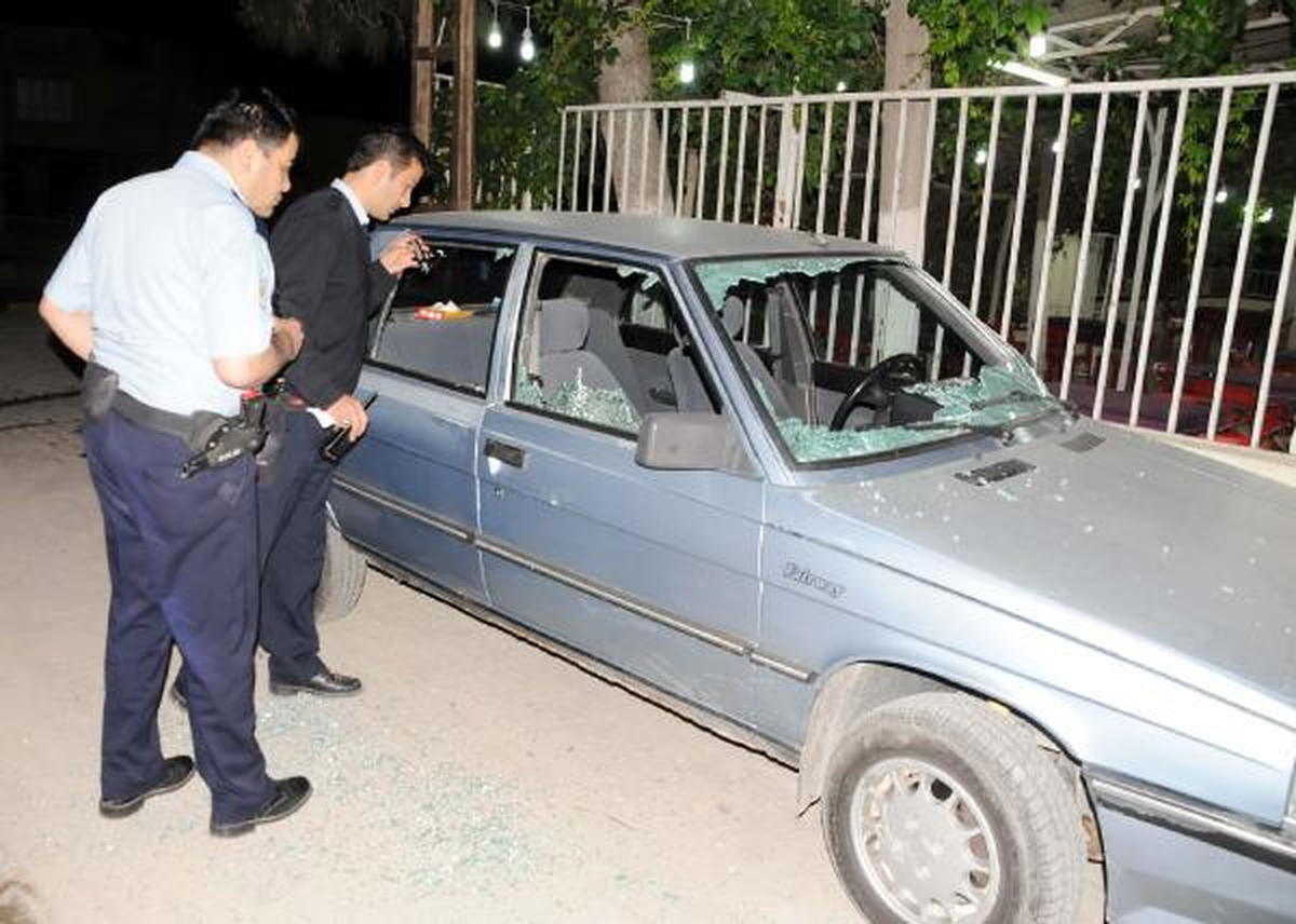 Havaya Ateş Edip, Otomobilin Camlarını Kırdılar