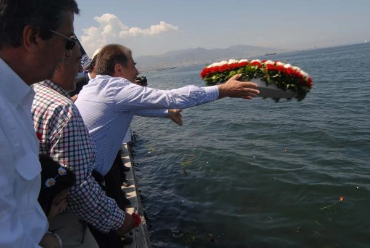 İzmir\'de, Deniz Gezmiş ve Arkadaşlarına Karanfilli Anma