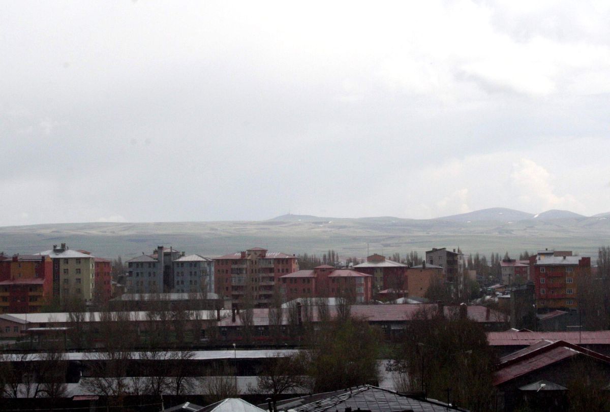 Kars'ta Yüksek Kesimlere Dolu Yağdı
