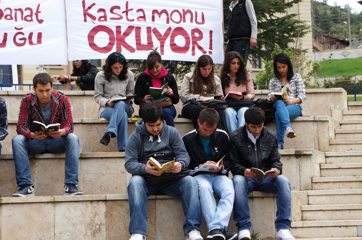 Kastamonu\'da Eline Kitap Alan Okumaya Koştu