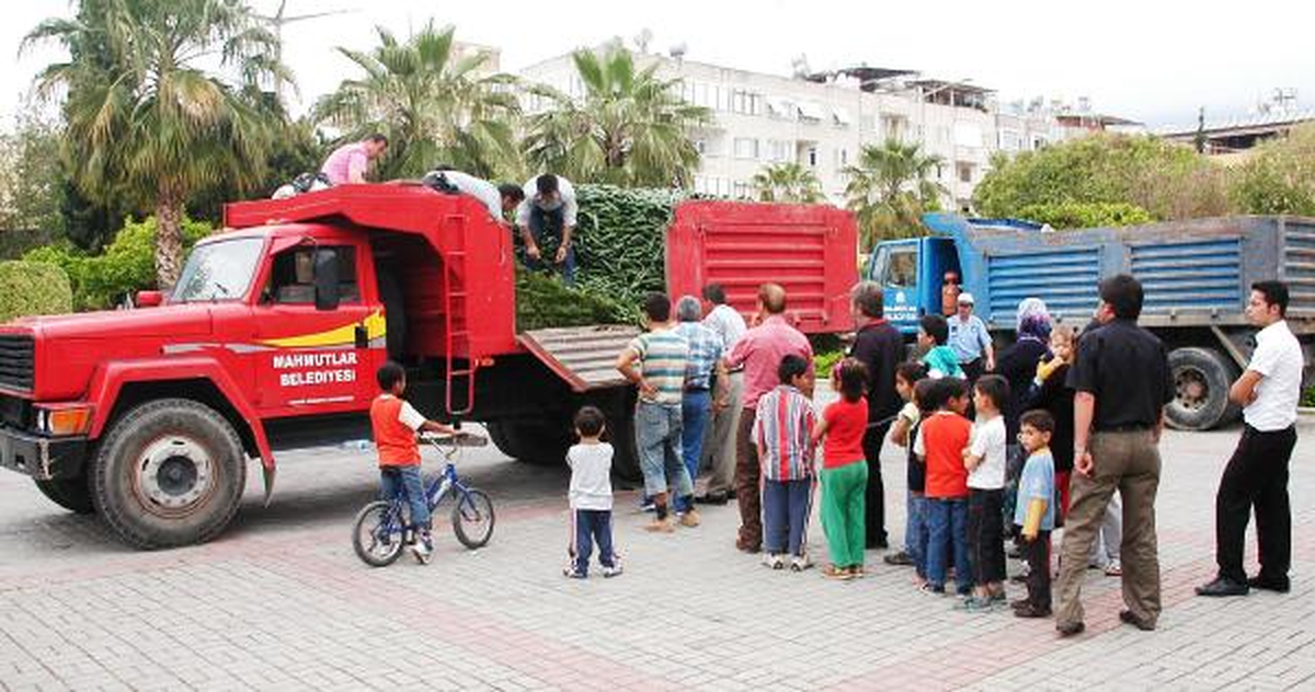Kilosu 5 Kuruşa Düşünce, 20 Ton Salatalığı Bedava Dağıttılar