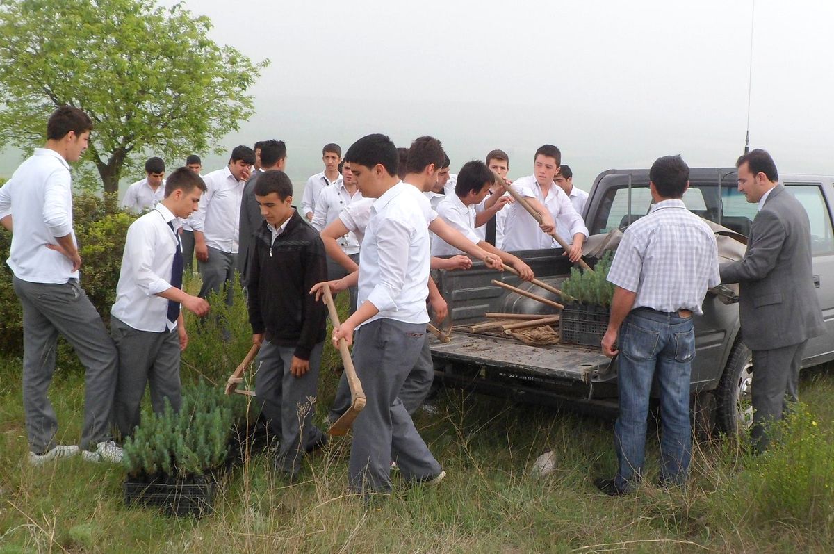 Öğrenciler Fidan Dikti