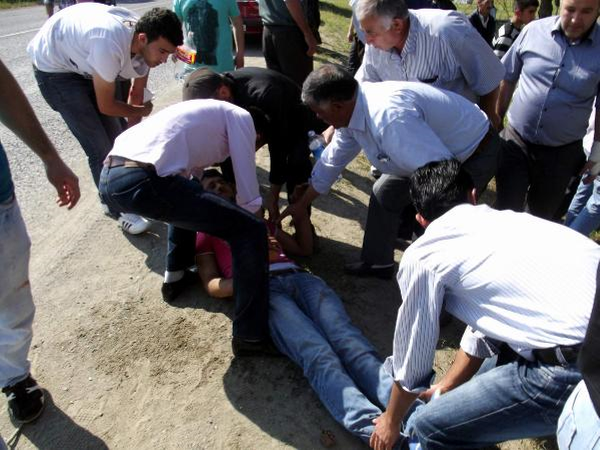 Otomobil Mezarlık Duvarına Çarptı: 6 Yaralı