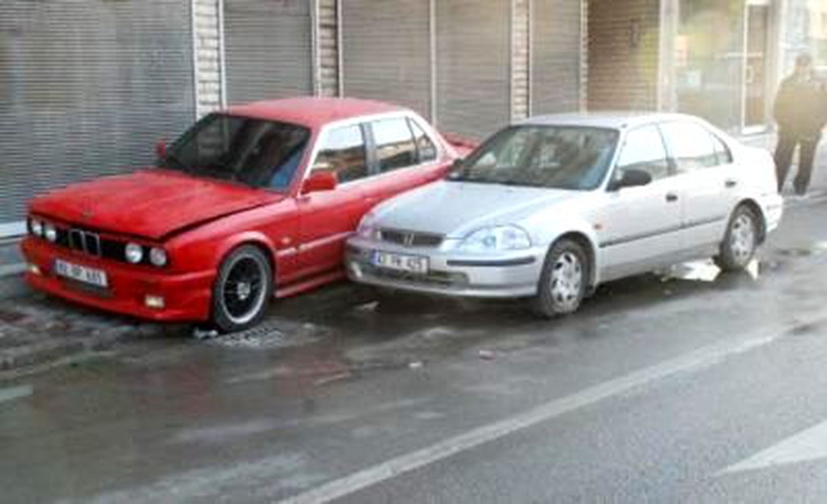 Park Halindeki Otomobile Çarptı, Alkolün Etksiyle Arka Koltukta Uyuya Kaldı