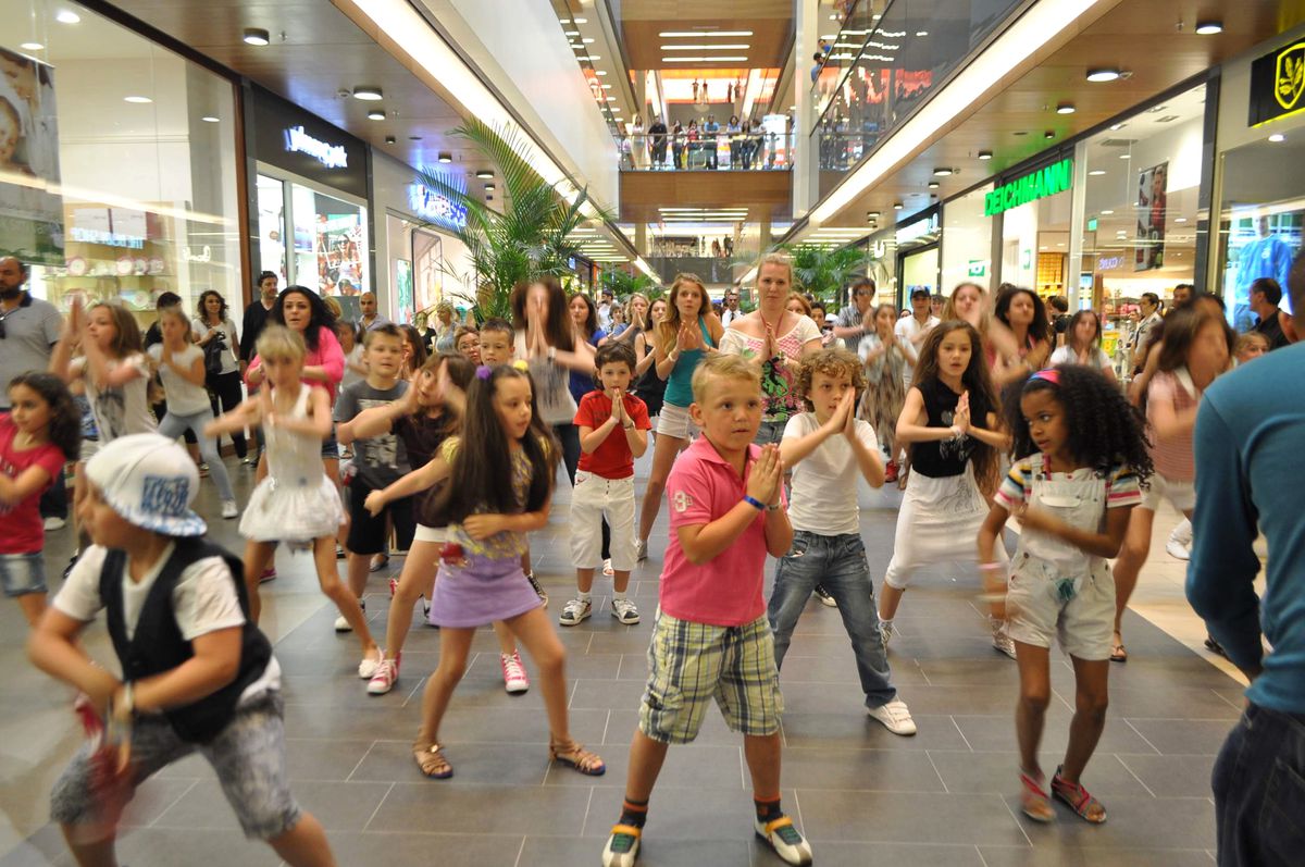 Rus Çocuklardan Avm\'de Flash Mob Gösterisi