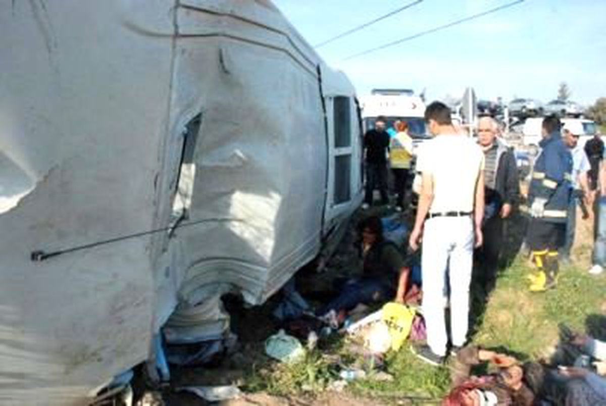 Servis Midibüsü Devrildi: 12 Yaralı