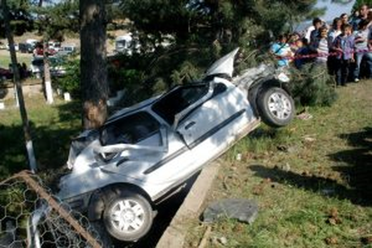 Takla Atan Araç Köy Mezarlığına Girdi, Faciadan Dönüldü