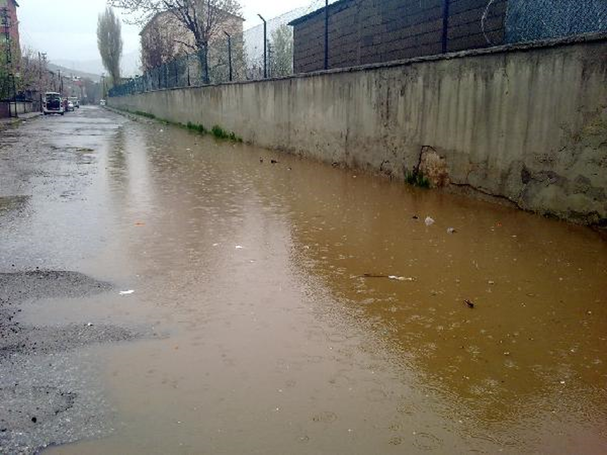 Tatvan\'da Sağanak Yağmur, Caddeleri Göle Çevirdi