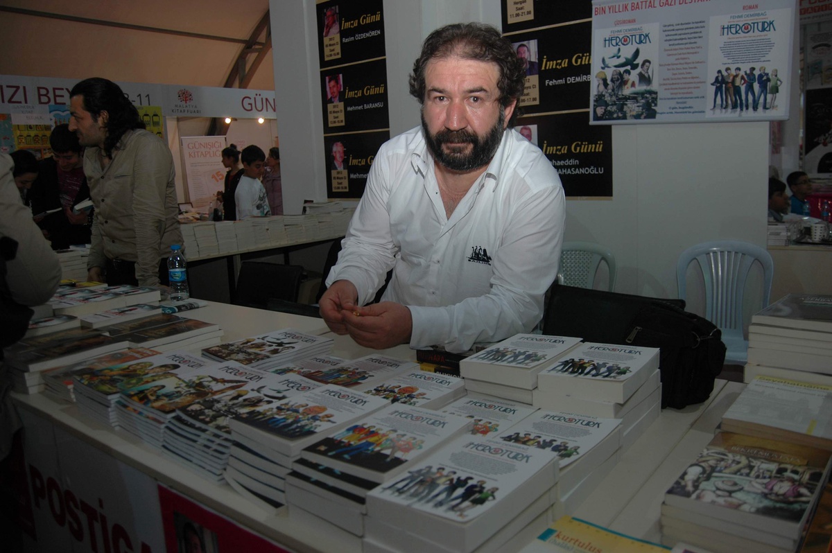 Yazar Mehmet Başkak Kitaplarını İmzaladı