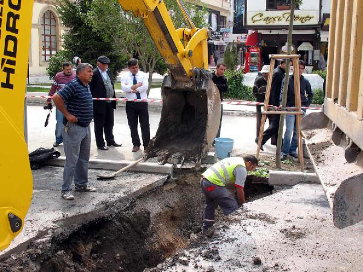 Altyapı Kazı Çalışmalarında İnsan Kemiği Bulundu