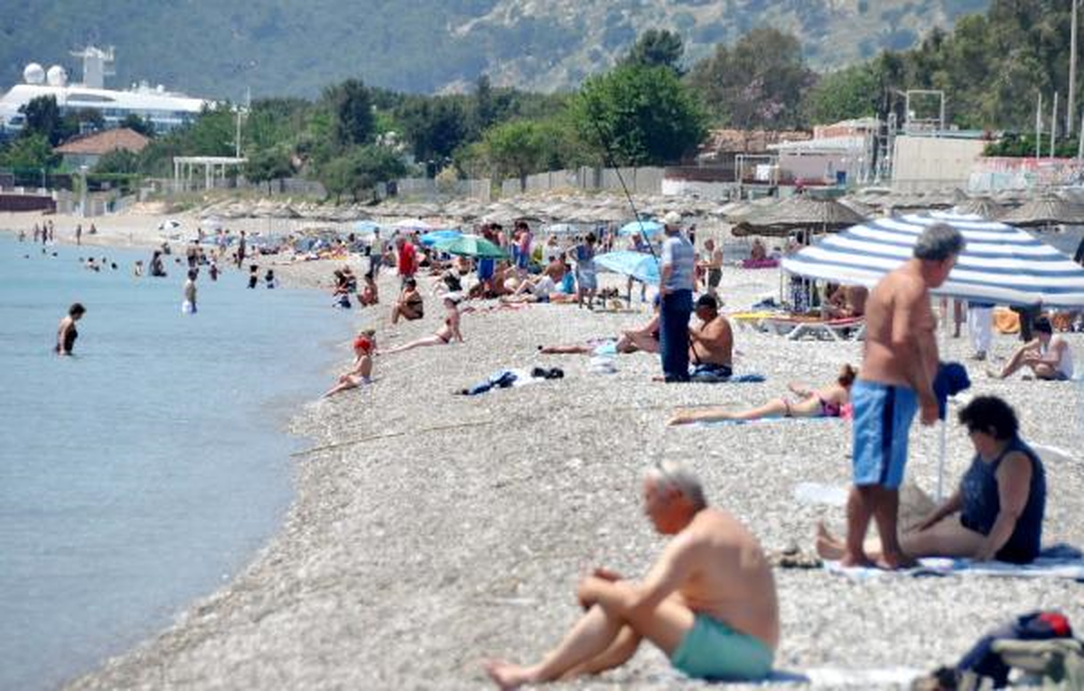 Antalya\'da Sıcak Hava Sahiller Doldurdu