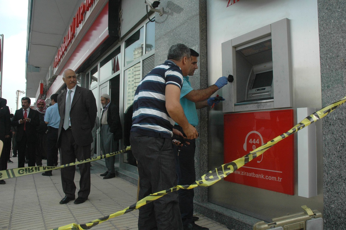 Atm\'de Kart Kopyalama Cihazı Bulundu