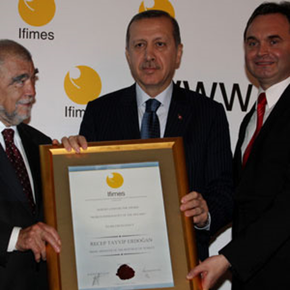 Başbakan Recep Tayyip Erdoğan\'a, Slovenya\'da Uluslararası Ortadoğu ve Balkanlar Araştırma Enstitüsü...